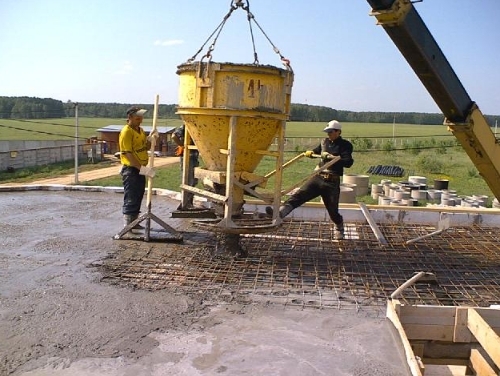 заливка фундамента с помощью автокрана